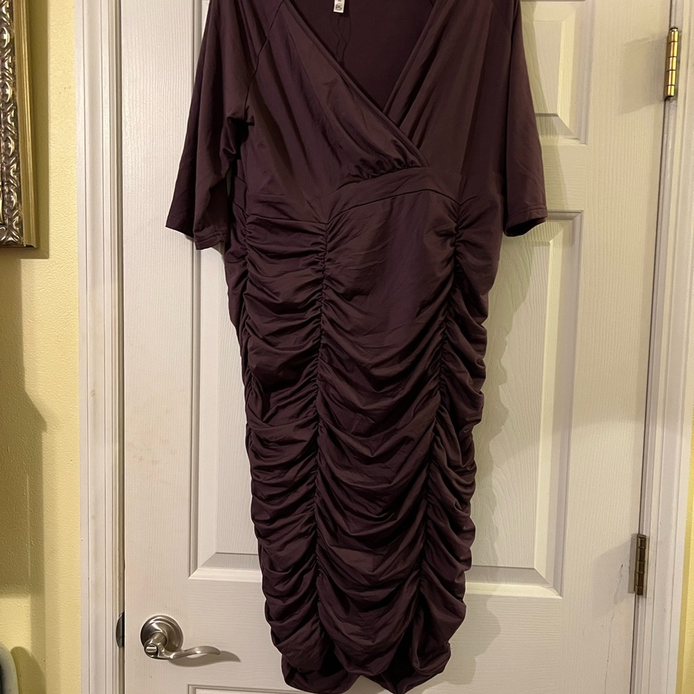 Chic Ruched Midi Dress in Deep Purple